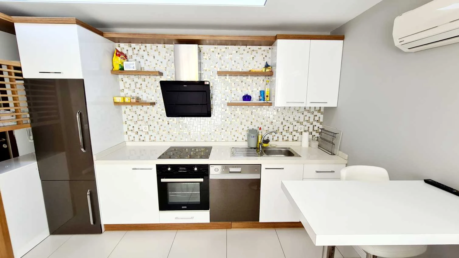 housebind 1+1 жиһазы бар дайын 3 пәтер Махмутлар / Аланияның танымал курорттық аймағында 1-7-8 қабаттарда орналасқан.